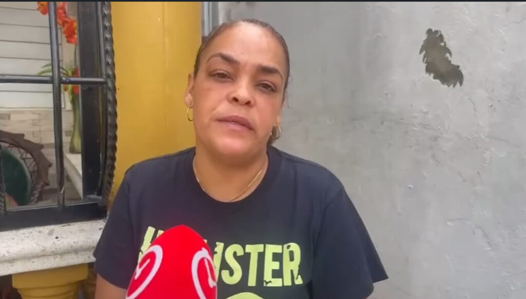 Madre de joven señalado en caso de chofer fallecido en Santiago asegura que su hijo es inocente y presenta videos