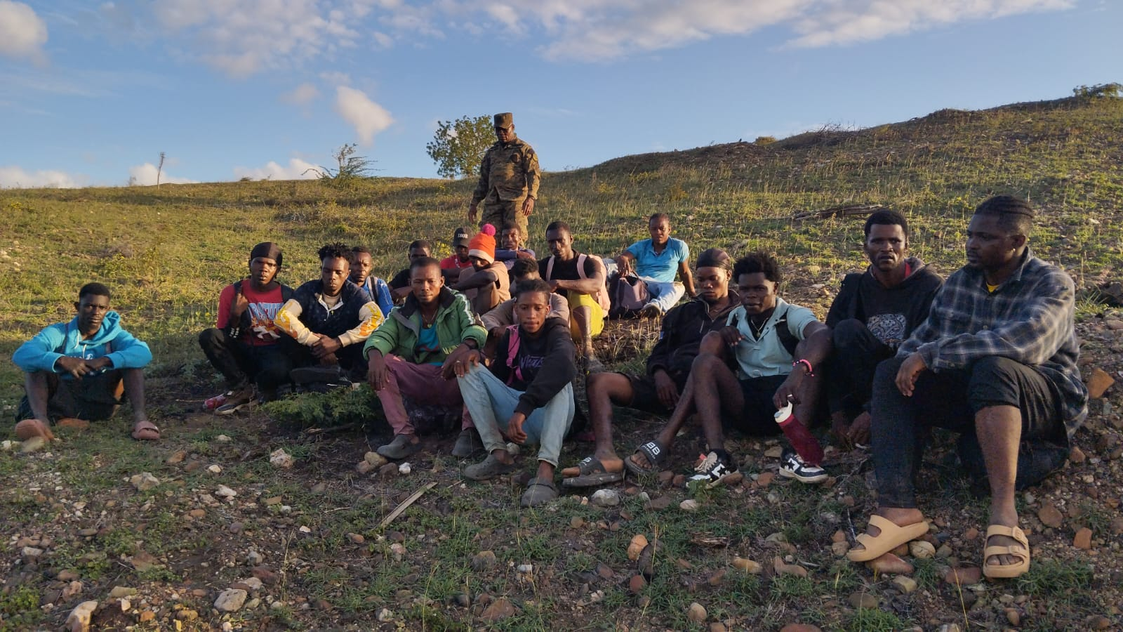 Ejército detiene a 69 haitianos indocumentados en operativos en zonas agrícolas de Montecristi