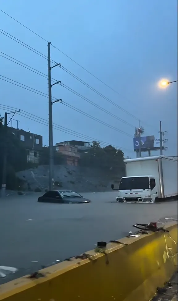Lluvias históricas colapsan el Gran Santo Domingo tras más de ocho horas continuas