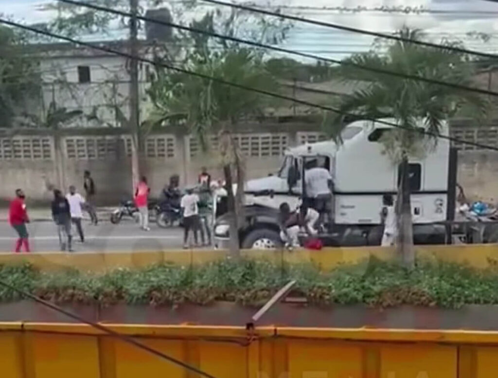 Tensión entre chofer de camión y motoristas en el kilómetro 17 genera preocupación ciudadana