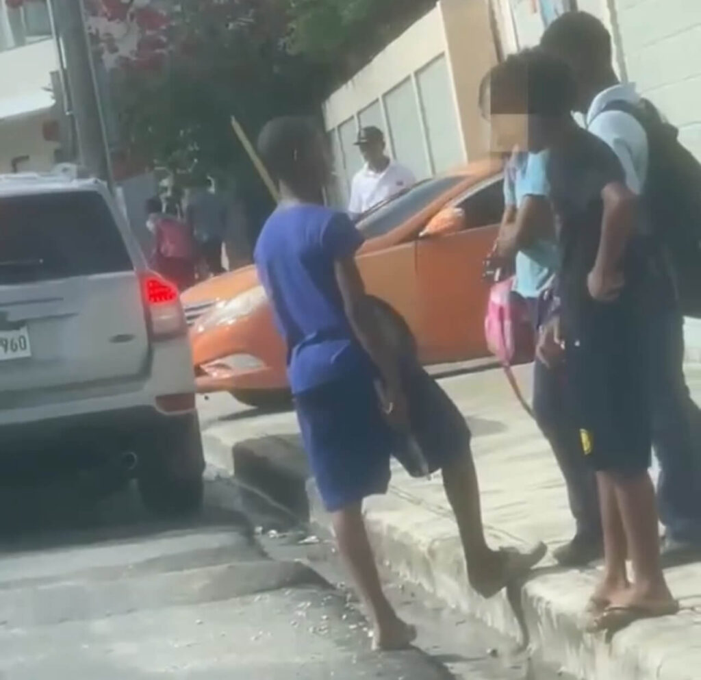 Preocupación en Verón por video de menores con objetos punzantes en entorno escolar